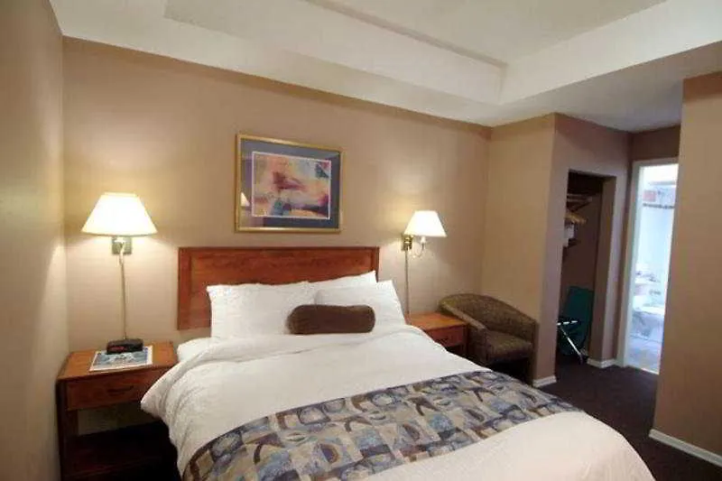Quality Inn & Suites (Adults Only) Vancouver 3*,  Canada
